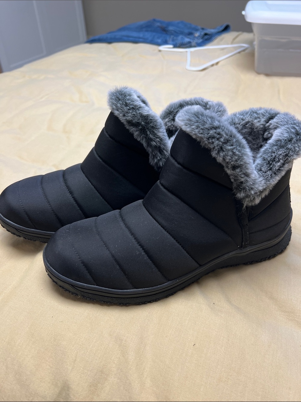 Minnetonka Black Quilted Ankle Winter Boots with Gray Faux Fur Cuff sz 8